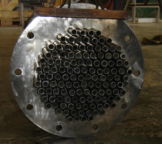 Detalle de intercambiador de casco y tubos.