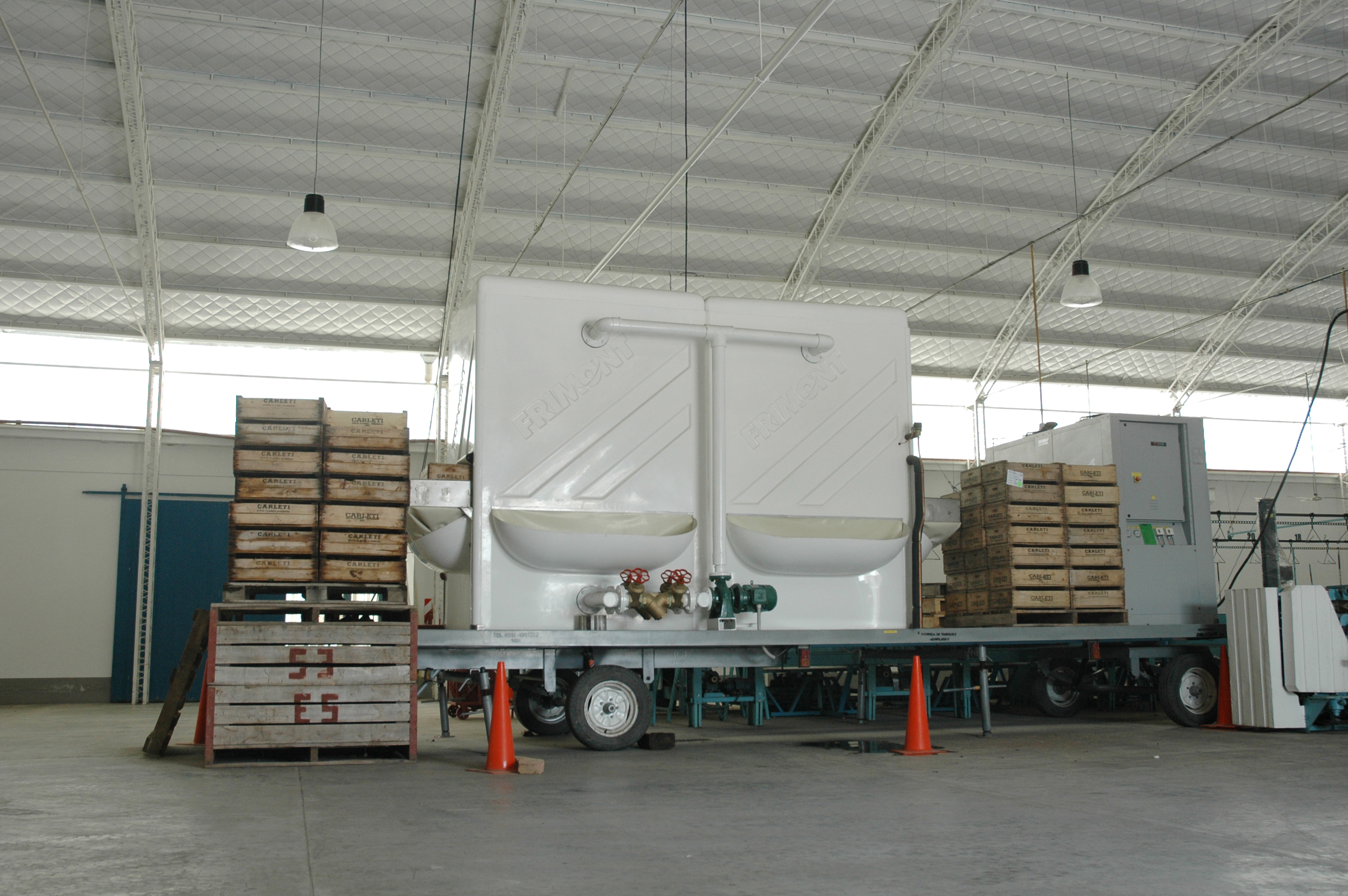 Hidrocooler FRIMONT sobre plataforma, junto a cajas de fruta