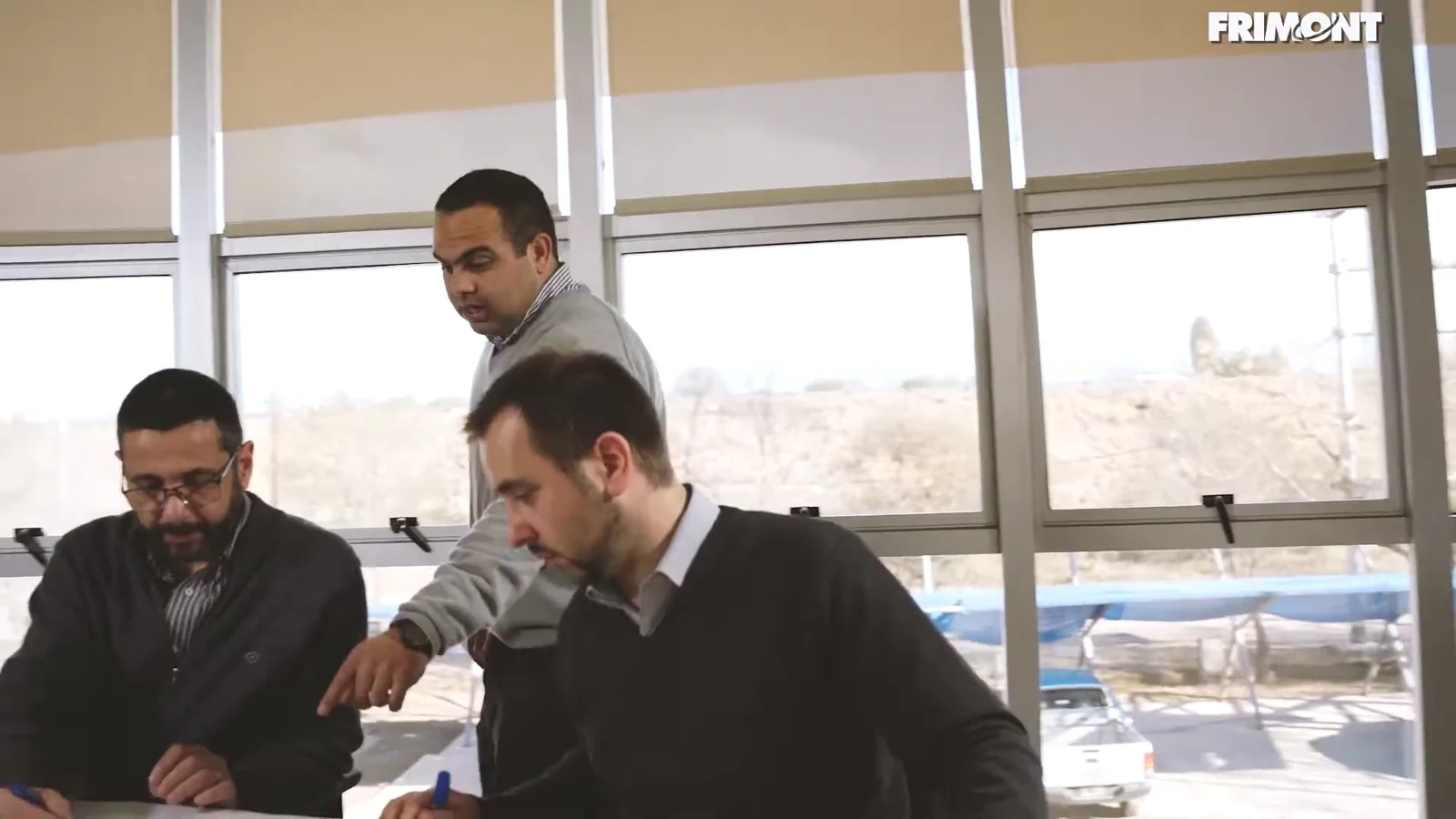 El equipo de Frimont revisando documentación de un proyecto