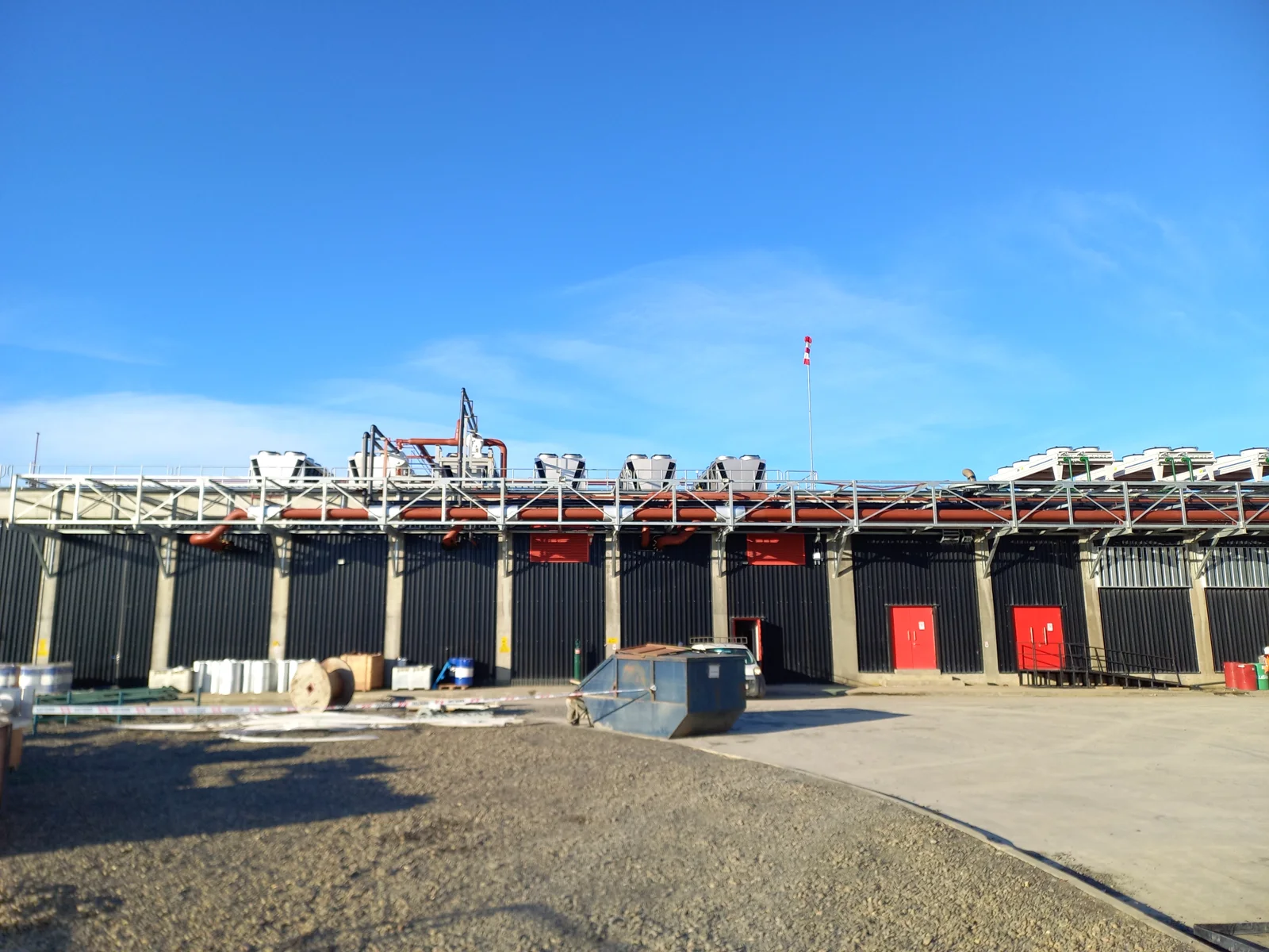 Vista exterior de equipos e instalaciones de Australis