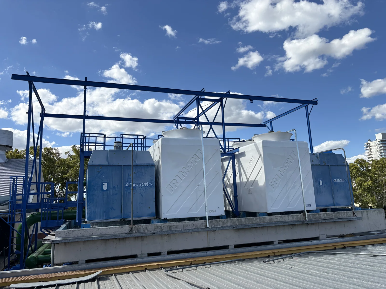 Torres de enfriamiento y estructura metálica sobre la cubierta de Alto Rosario